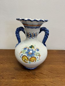 Keramická váza s barevnými květinovými motivy