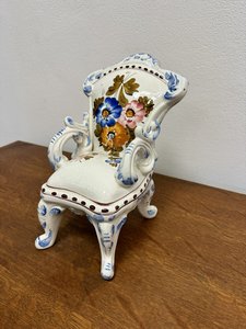 Porcelánová miniatura barokního křesla