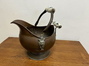 Měděný květináč s ornamentálním držadlem a reliéfním zdobením