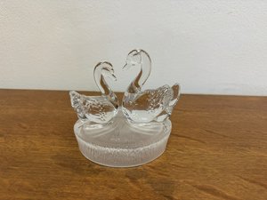 Skleněná dekorace dvou labutí na kulatém podstavci, inspirovaná secesí
