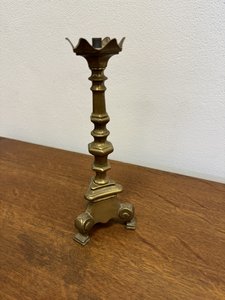 Jednoduchý mosazný svícen s trojnohou základnou