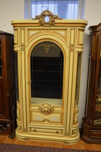 Zdobená vitrína s prosklenými dvířky a reliéfními prvky