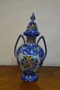 Pestrobarevná porcelánová váza s víkem