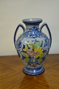 Ručně malovaná keramická váza s květinovými motivy a dvojitými uchy