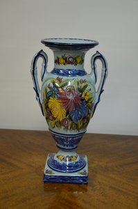 Dekorativní keramická váza s podstavcem a barevnými květinovými motivy
