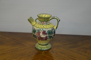 Dekorativní porcelánová váza s květinovým motivem a dvojitými uchy