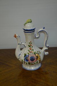 Porcelánová konvička s květinovým dekorem a ozdobným víčkem