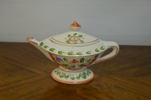 Porcelánová konvička s květinovým dekorem a ozdobným víčkem