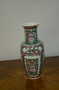 Porcelánová váza s orientálním květinovým vzorem