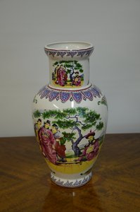 Porcelánová váza s orientálním motivem