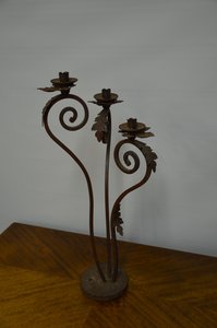 Kovaný svícen  s květinovým motivem