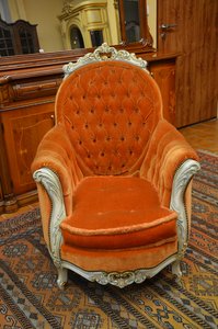 Luxusní oranžové křeslo s bílými detaily