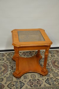 Čtvercový stolek s prosklenou deskou a ozdobnými sloupky