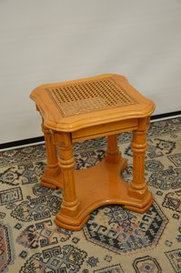 Čtvercový stolek s prosklenou deskou a ozdobnými sloupky