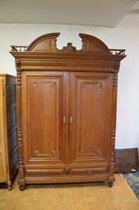 Impozantní dřevěná šatní skříň s dekorativním vrcholem, styl Baroko