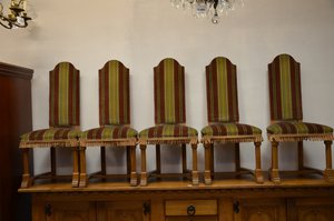 Klasické renesanční židle s pruhovaným čalouněním a dřevěnými detaily,  cena za ks