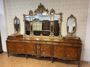 Italská  komoda s intarzovanými dvířky, ručně malovanými řezbami