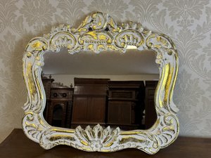 Zrcadlo profilovaným dřevěným rámem v bílé a okrové patině