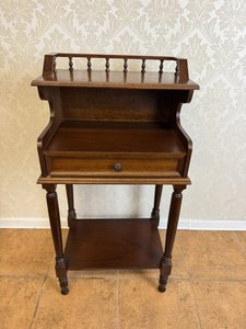 Dřevěný stolek s dekorativním zábradlím a zásuvkou