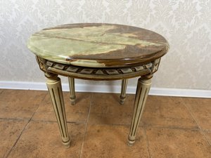 Konferenční stolek s masivní onyxovou deskou