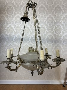 Závěsný lustr s kovovými rameny a matovaným sklem