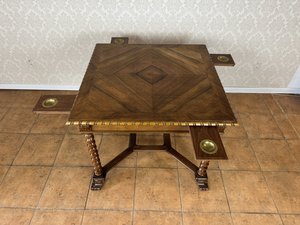 Stolek s intarzovanou deskou