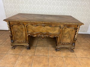 Masivní psací stůl s kazetovou kresbou dýhy, plastickými řezbami