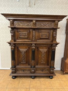 Monumentální dvoudveřová kredenc s postavami mušketýrů a reliéfy vinné révy