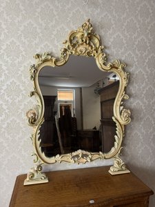 Zrcadlo s  dřevěným  rámem v pastelových tónech