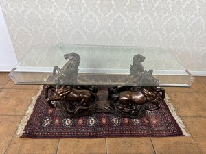 Konferenční stolek s  podstavcem v podobě divokých koní