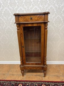 Vitrínová skříňka s intarzií