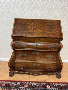 Psací stolek  s intarzovaným vnitřkem a ozdobným kováním 