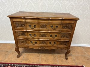 Komoda s plasticky řezbovanými šuplíky