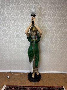 Socha světlonošky se skleněným stínidlem