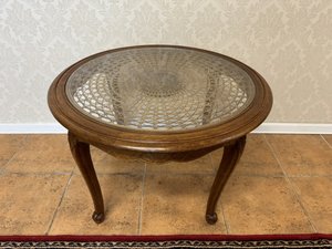 Konferenční stolek s prosklenou deskou a výpletem