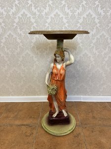 Dřevěný odkládací stolek s figurální podnoží