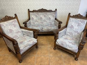 Sedací souprava s  řezbovanými opěrkami a čalouněním s květinovým vzorem