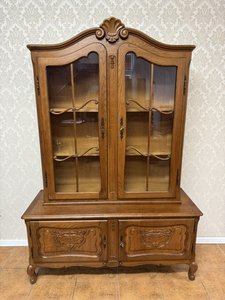 Vitrína s řezbovanými detaily a tvarovanou římsou