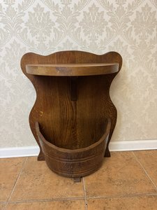 Stojan s oválnou poličkou a zásobníkem ve tvaru soudku 