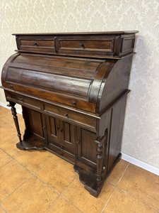 Psací stolek  s roletovým uzávěrem   