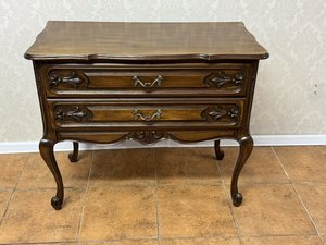 Komoda z tmavého dřeva s plastickým dekorem