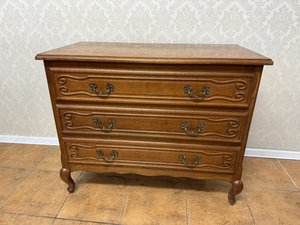 Komoda s plastickým řezbováním a kováním