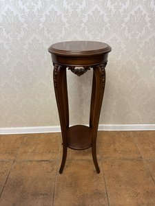 Květinový stolek s jemně tvarovanými nohami 