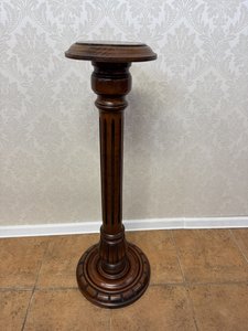 Dřevěný sloup s řezbou a výraznou patinou