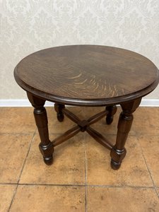 Kulatý stolek s bohatou kresbou dřeva