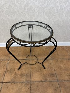 Statrožitný kovový stolek s prosklenou deskou