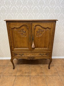 Skříňka s řezbovanými dvířky a zásuvkou