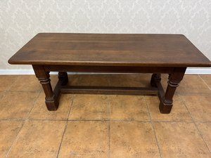 Konferenční stolek  s vyřezávanými nohami 