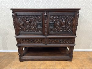 Masivní dvoudveřová řezbovaná  komoda