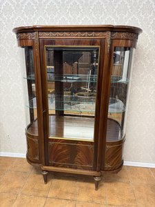 Luxusní prosklená vitrína s bronzovými aplikacemi a mahagonovou kresbou